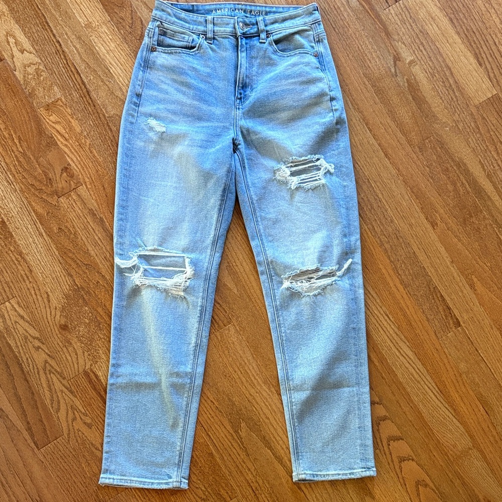 American Eagle Outfitters Light Blue High-Rise Ripped Mom Straight Jean size 2